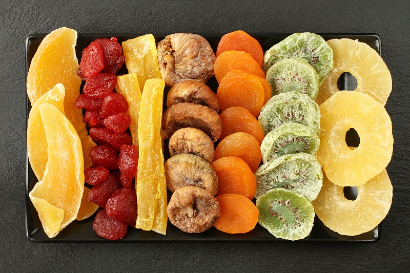 千庫網(wǎng)_芒果、木瓜、獼猴桃、菠蘿、干草莓、無花果、杏子等水果, 躺在黑色石頭表面的黑色陶瓷板上。宏觀_攝影圖編號20106491